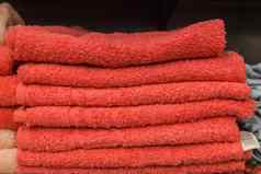红色的清洁毛巾软卫生首页架子上市场背景