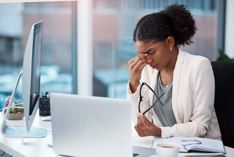 女实习生痛苦头疼偏头痛由于压力引起的最后期限工作压力专业疼痛感觉坏强调沮丧忙电脑桌子上