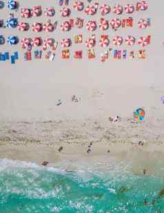 无人机空中视图迈阿密南海滩佛罗里达海滩色彩斑斓的椅子雨伞