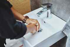 一步数量住健康的把卫生面目全非,男人。洗手浴室水槽