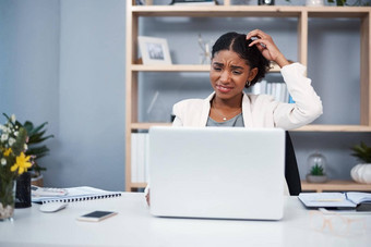 困惑强调愤怒的业务女人阅读电子邮件抓头思考办公室年轻的非洲美国企业女生气工作移动PC工作场所