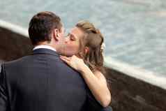 年轻的婚礼夫妇接吻