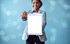 空白屏幕Copyspace平板电脑屏幕女人显示数字设备特写镜头女手持有科技产品肖像微笑人摆姿势拥抱技术
