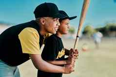 棒球教耐心焦点年轻的棒球球员显示男孩玩