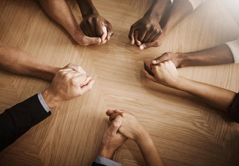 集团多样化的业务人持有手<strong>团结</strong>表格的同事们<strong>团结</strong>支持祈祷办公室空间工人