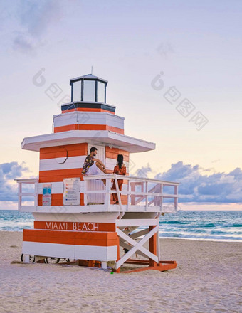 迈阿密海滩夫妇海滩迈阿密海滩生活警卫小屋迈阿密海滩佛罗里达日出