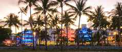 迈阿密海滩色彩斑斓的艺术德科区晚上