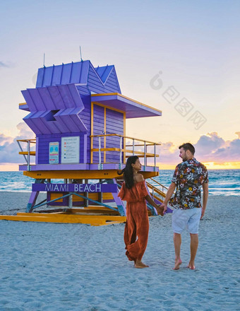 迈阿密海滩夫妇海滩迈阿密海滩生活警卫小屋迈阿密海滩佛罗里达日出