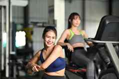 微笑健身女人运动服装伸展运动练习锻炼健身房