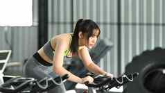 健身女人工作锻炼自行车健康俱乐部