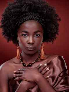 非洲美的化身裁剪肖像美丽的年轻的女人摆姿势红色的背景