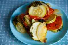 切碎蔬菜西红柿西葫芦洋葱辣椒板烹饪炖菜