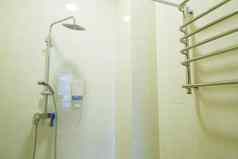 明亮的浴室淋浴淋浴头光瓷砖