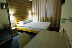 大明亮的房间酒店床上衣柜白色床上用品酒店房间