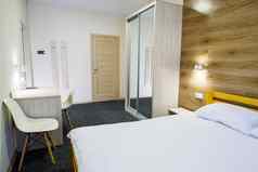 大明亮的房间酒店床上衣柜白色床上用品酒店房间