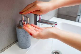 白色水槽银水龙头浴室灰色的液体肥皂手把利用水个人手卫生手洗运行水