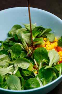 菠菜玉米番茄黄瓜沙拉橄榄石油食物适当的营养素食者食物