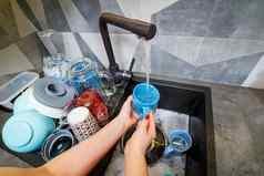 手海绵洗杯水家庭主妇女人洗蓝色的杯子厨房水槽蓝色的海绵手清洁手动做家务洗碗机