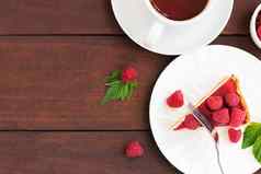 树莓馅饼芝士蛋糕使新鲜的树莓茶木背景复制空间