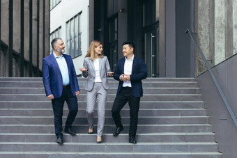 多样化的业务团队男人。女人走楼梯办公室建筑