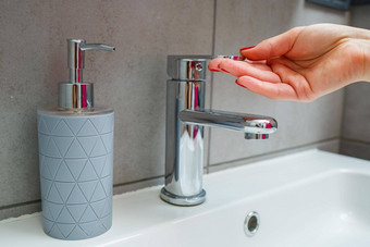 白色水槽银水龙头浴室灰色的液体肥皂手把利用水个人手卫生