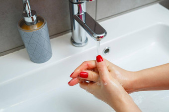 白色水槽银水龙头浴室灰色的液体肥皂手把利用水个人手卫生手洗运行水