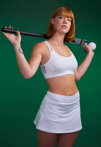 硬工作使<strong>的</strong>事情容易有吸引力<strong>的年轻的女运动员</strong>站摆姿势曲棍球设备绿色工作室背景
