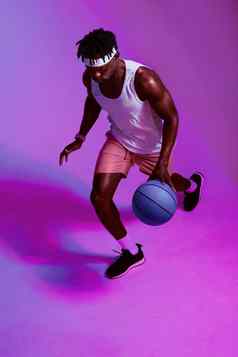 玩游戏玩紫色的过滤后的拍摄运动年轻的男人。玩篮球