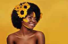 花黑色素工作室拍摄美丽的年轻的女人微笑摆姿势向日葵头发芥末背景