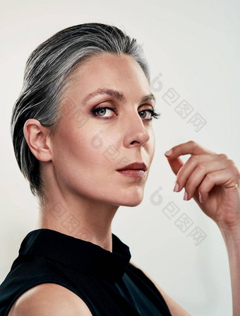 <strong>超越</strong>美优雅工作室肖像美丽的成熟的女人摆姿势灰色背景