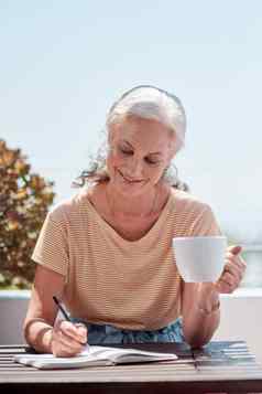 生活种类生活畅销书使成熟的女人咖啡写作笔记本阳台首页