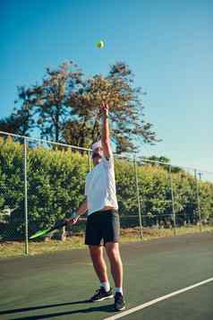硬击败运动年轻的男人。玩网球网球法院