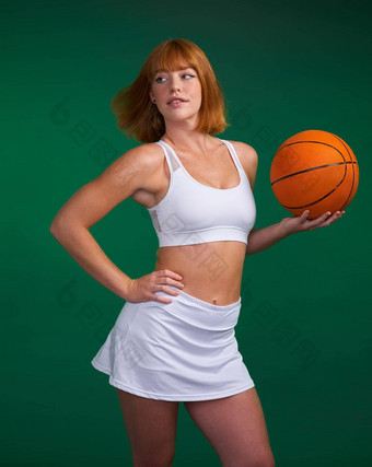 不要一天玩<strong>篮球</strong>有吸引力的年轻的女运动员站持有<strong>篮球</strong>绿色<strong>背景</strong>工作室