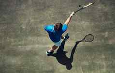 技术高角拍摄集中年轻的男人。玩网球网球法院一天