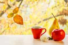 杯咖啡苹果梨秋天黄色的叶窗口玻璃水滴模糊背景