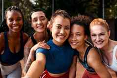 不能选择朋友多样化的集团女运动员成键篮球游戏一天