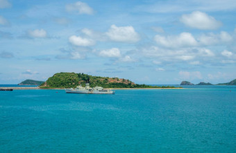 军事军舰静止的小岛背景绿色山清晰的天空海湾泰国sattahip泰国