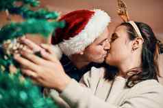槲寄生problme充满深情的年轻的夫妇装修圣诞节树首页