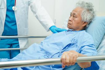 亚洲老高级女人病人持有床上铁路谎言希望等待家庭医院