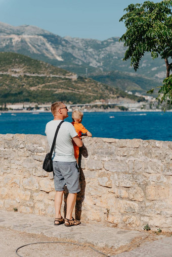 可爱的家庭有趣的海滩父亲孩子背景蓝色的海天空旅行活跃的生活方式假期休息概念男人。孩子海岸游客海岸布德瓦黑山共和国
