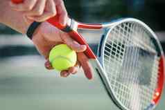 准备好了服务认不出来运动员持有网球球球拍法院一天
