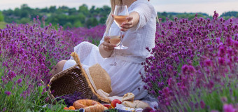 女孩持有玻璃白色酒背景薰衣草场女孩饮<strong>料酒</strong>薰衣草场