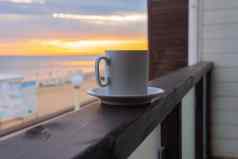 海杯旅行海滩背景咖啡杯子海洋茶表格概念夏天假期新鲜的摘要概念户外快乐颜色插图太阳镜