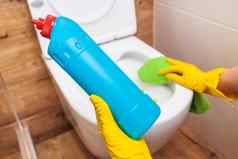特写镜头手消毒液厕所。。。清洁解决方案蓝色的瓶模型