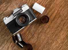 复古的照片相机木表格古董风格