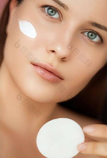 美脸奶油护肤品化妆品模型肖像女人应用保湿霜清洁剂化妆剂产品棉花垫奢侈品面部皮肤护理例程