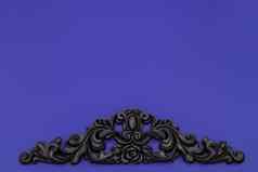 古董皇家银水平背景黑色的饰品紫罗兰色的墙