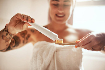 牙膏使区别年轻的女人刷牙牙齿浴室首页