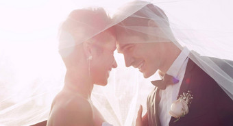 时刻感觉神奇的充满深情的年轻的新婚夫妇微笑覆盖面纱婚礼一天