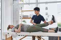 回来完整的健身拉伸时间年轻的理疗师腿练习病人内部办公室诊所